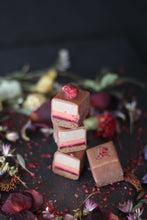 Load image into Gallery viewer, Mousse Mini Cakes Gift Box - minimepastry.com