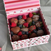 Load image into Gallery viewer, Chocolate Covered Strawberries - minimepastry.com